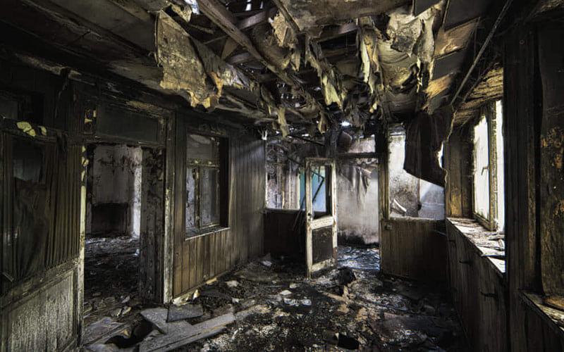 נזקים של שריפה בבית מגורים לפני שיקום מבנה